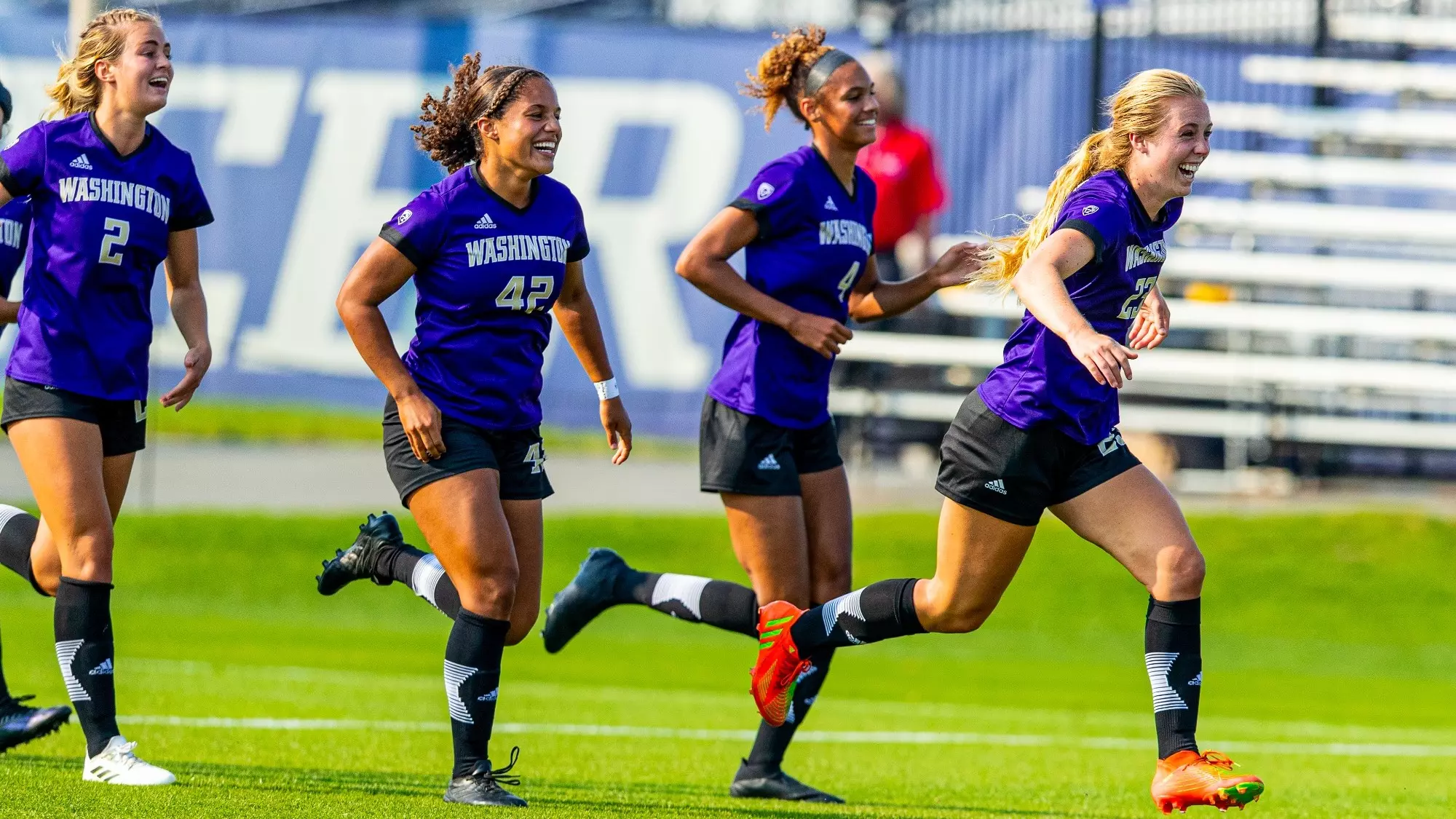 杜兰特左脚踝扭伤预计缺阵一周，太阳队季后赛前景蒙上阴影.